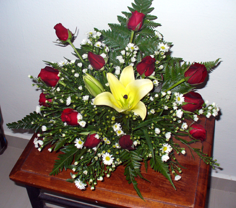 It comprises 12 deep red roses 2 lilys johor fern and phoenix the mini 